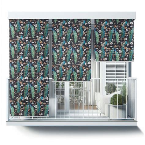 Ilustrácia peňazí zavesených na konároch stromčeka