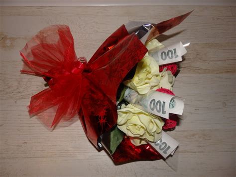 Kytica zložená z bankoviek, pripomínajúca kvety