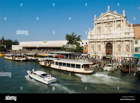 Fotografia železničnej stanice Venezia Santa Lucia s Canal Grande v pozadí