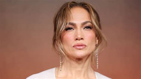 Koláž filmových plagátov a obalov albumov Jennifer Lopez
