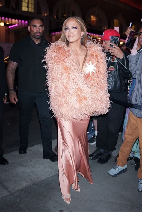 Jennifer Lopez na červenom koberci v ikonickom outfite
