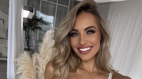 Jennifer Lopez cvičiaca v posilňovni alebo v plavkách