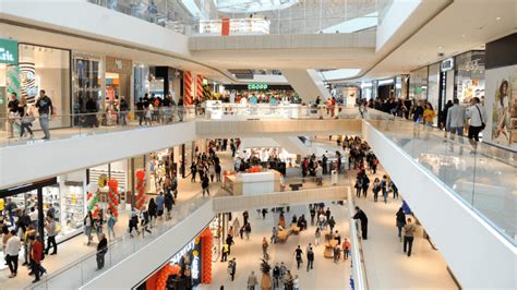 Panoramatický záber na vianočne vyzdobené nákupné centrum
