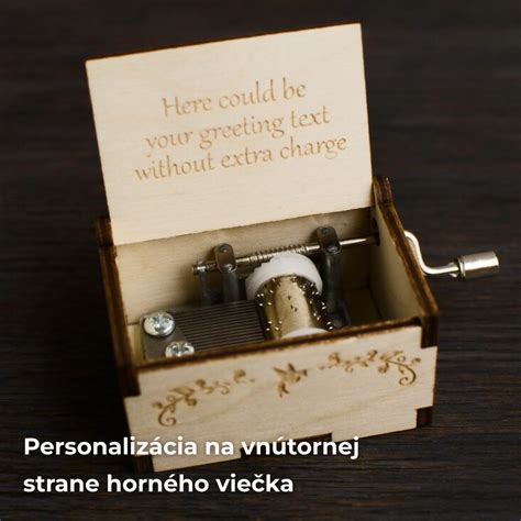 Muž s úsmevom otvára personalizovaný darček
