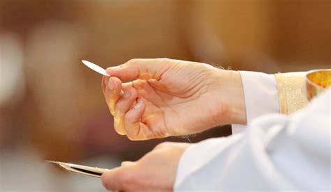 Ilustrácia znázorňujúca tradičné prijímanie Eucharistie do úst, s dôrazom na poklonu a úctu