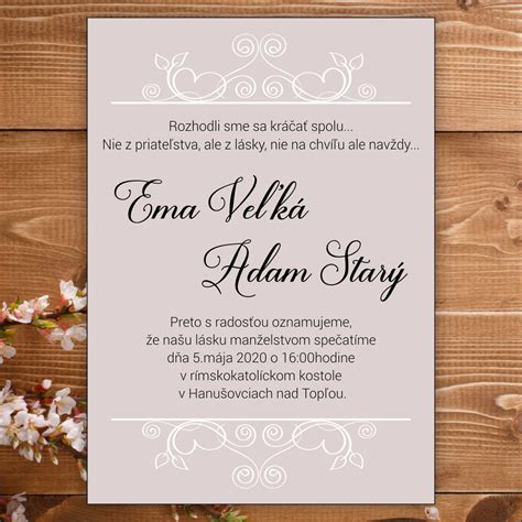 Svadobné oznámenie s bielym dizajnom.