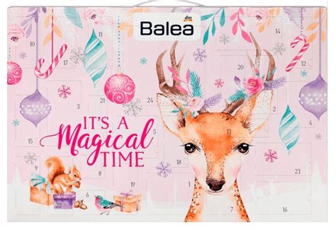 Ilustračná fotografia rôznych kozmetických produktov balených v adventnom kalendári