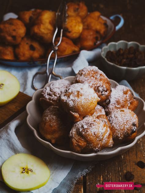 Tradičné holandské oliebollen a appelflappen na novoročnom stole