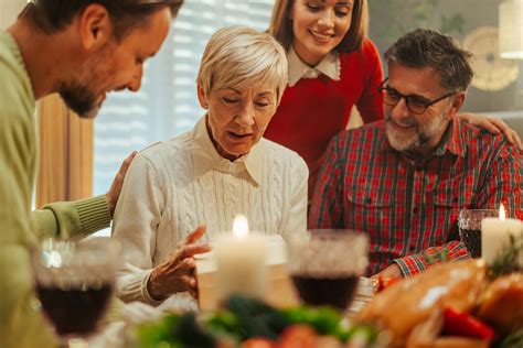 Študent prednášajúci ďakovný prejav rodičom na stužkovej
