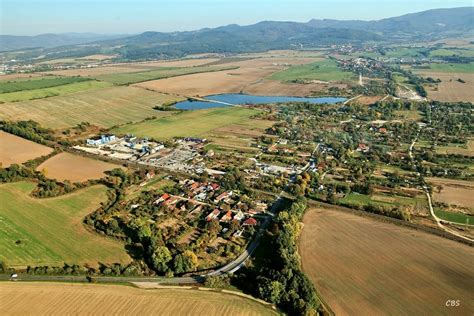 Letecký záber obce Streženice v údolí rieky Váh