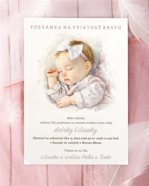 Elegantná digitálna pozvánka na krst s fotografiou bábätka a jemným kvetinovým motívom