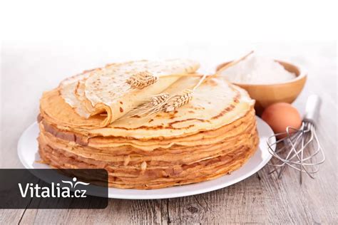 Historická ilustrácia francúzskych sedliakov pripravujúcich palacinky na Hromnice, alebo osoba obracajúca palacinku na panvici pre šťastie.