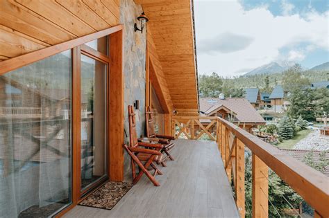 Ilustračná fotografia modernej wellness hotelovej izby s výhľadom na hory