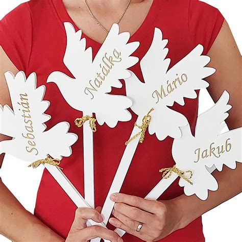 Fotografia ženícha kráčajúceho k oltáru