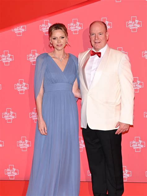 Monacké knieža Albert II. a jeho snúbenica Charlene Wittstocková na verejnosti.