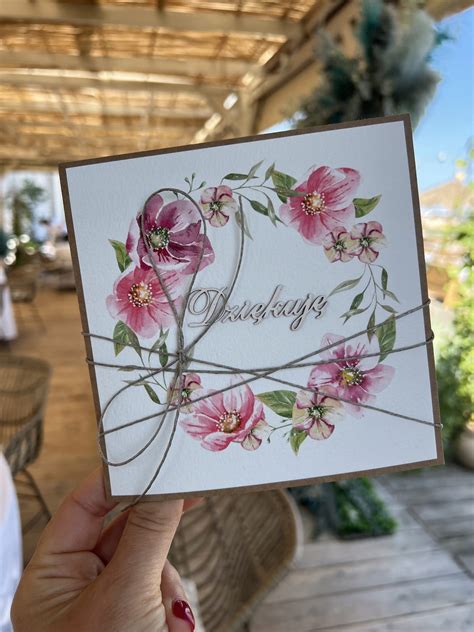 Ilustrácia: Ručne vyrobená narodeninová pohľadnica s otvoreným perom a atramentom