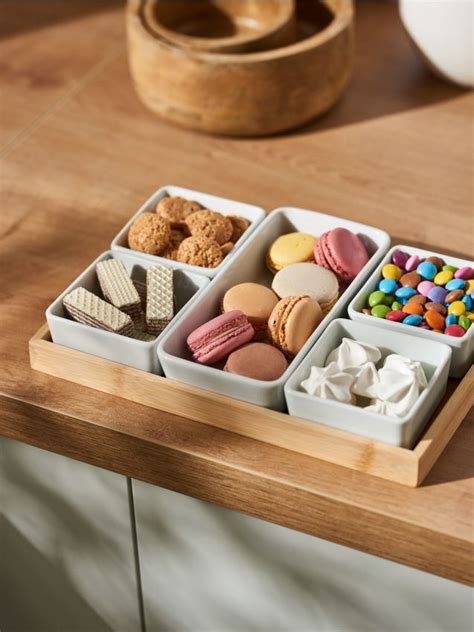 servírovanie jedla na drevených doskách