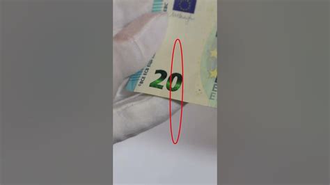 Detailný záber na origami srdiečka poskladané z eurových bankoviek ako súčasť svadobného priania