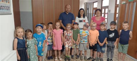 Tematické foto: rozlúčka s materskou školou, usmievavé deti a rodičia