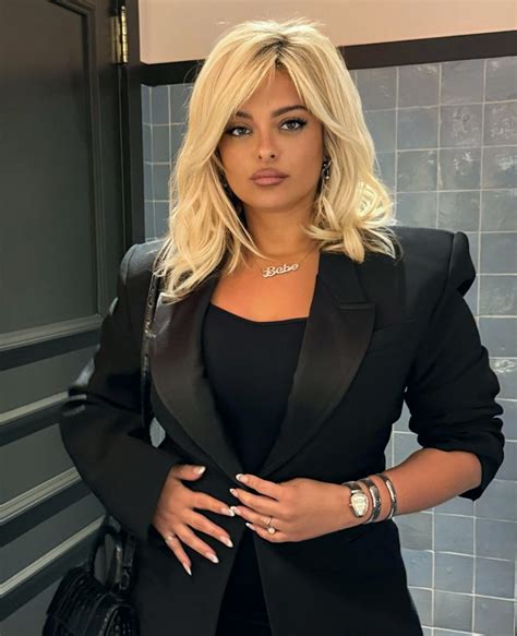 Tematická fotografia Bebe Rexha, znázorňujúca jej začiatky kariéry
