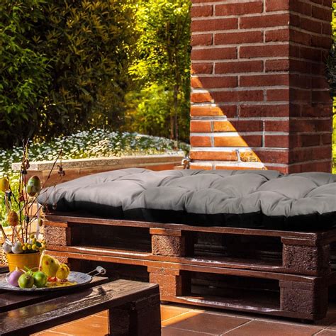 Ukážka vrstveného outfitu na záhradnú párty: základná vrstva, sveter a trenčkot