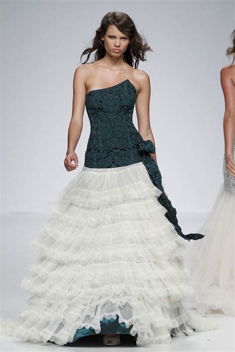 Kolekcia jarných šiat rôznych strihov a farieb vhodných na záhradnú párty