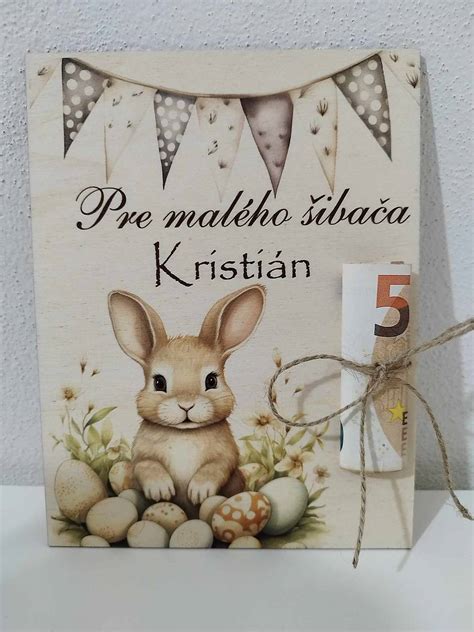 štýlová drevená tabuľka s motúzom na zviazanie peňazí a miestom na venovanie