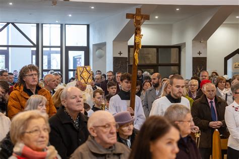Mladí ľudia zhromaždení v kostole na slávnosti Krista Kráľa