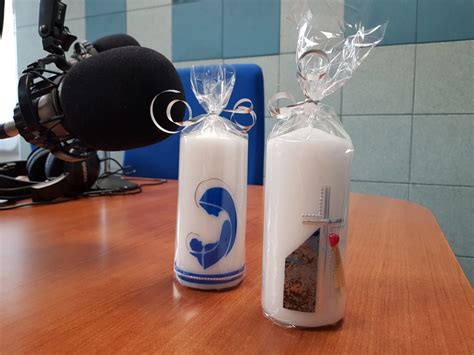 Detailná fotografia ručne zdobenej krstnej sviece s menom a dátumom v 3D prevedení