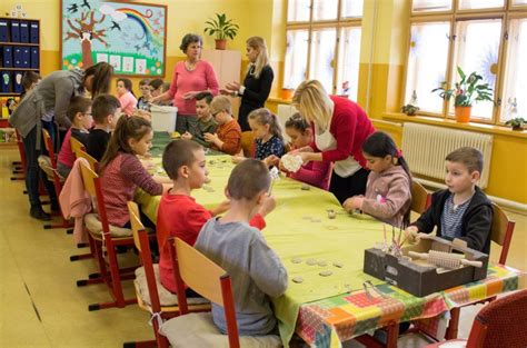 Ilustrácia detí tvoriacich v kreatívnej dielni