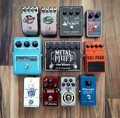 Rôzne gitarové pedálové efekty usporiadané na podlahe alebo pedalboarde.