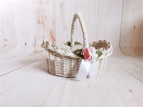 Svadobný košík s rôznymi hygienickými a kozmetickými potrebami