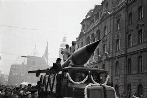 Dedo Mráz na sovietskej kozmickej rakete so sprievodom na uliciach Košíc, 20. decembra 1959