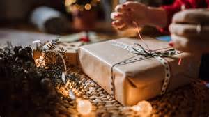 Ilustračné foto šťastného páru pri rozbaľovaní vianočných darčekov.