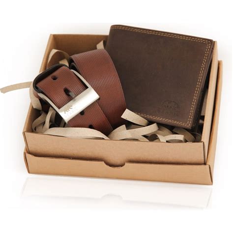 Štýlové pánske doplnky: kožená peňaženka, opasok, hodinky.