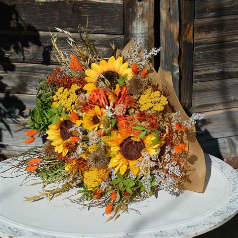 Jesenná kytica so slnečnicami a listami