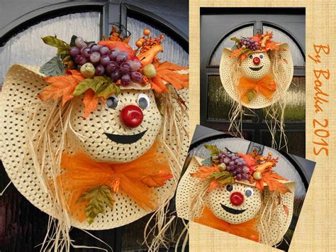 Jesenná dekorácia pred vstupnými dverami s tekvicami a sovičkou