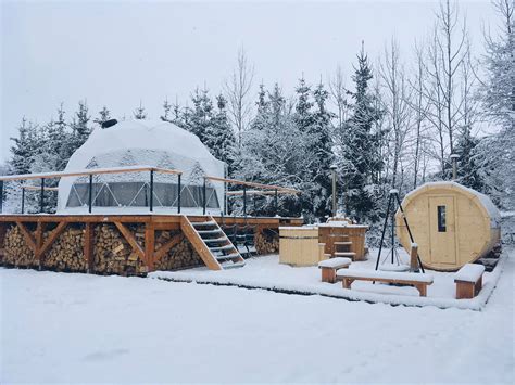 Rodina na glampingu v zasneženom prostredí