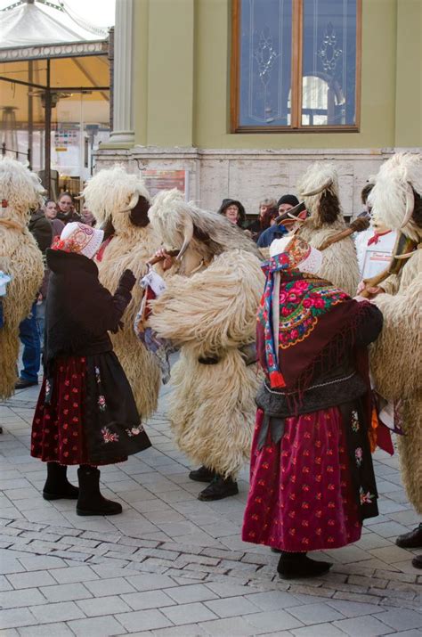 fotografia fašiangového sprievodu v tradičných maskách medveďa a turoňa