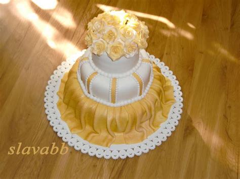 Zlatá torta zdobená jedlými zlatými prvkami