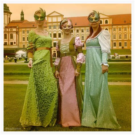 Fotografia vitríny s karnevalovými kostýmami a maskami