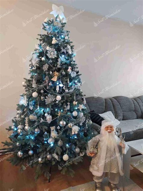 Vianočný stromček s modrými mašličkami a ozdobami