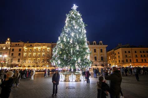 Rodina zdobiaca vianočný stromček v strednej Európe