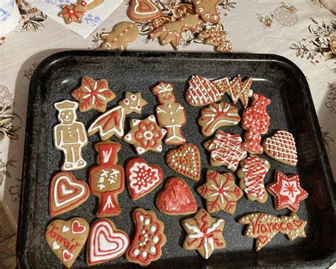 deti s radosťou zdobia a vykrajujú medovníčky