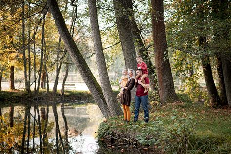 rodina s deťmi pri spoločných veľkonočných aktivitách v prírode alebo v interiéri