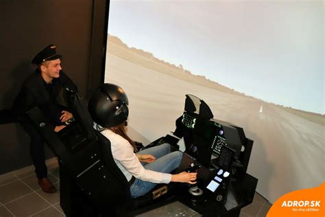 deti na leteckom simulátore alebo pri zážitkovej aktivite