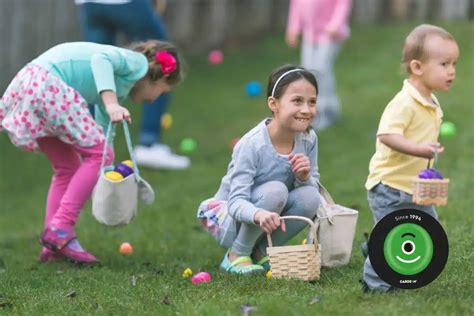 deti hľadajúce schované veľkonočné vajíčka v záhrade