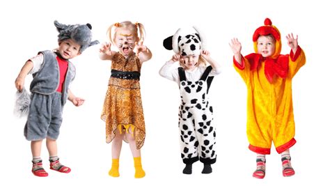 Tematická fotografia rodiny vyrábajúcej karnevalové kostýmy