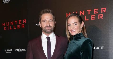 Foto Gerarda Butlera a Morgan Brown na pláži/dovolenke