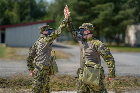 Ilustrácia svätej Kláry s monštranciou odháňajúcej vojenské vojská